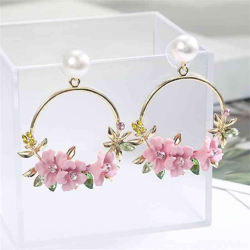 Pendientes circulares de ratán con flores