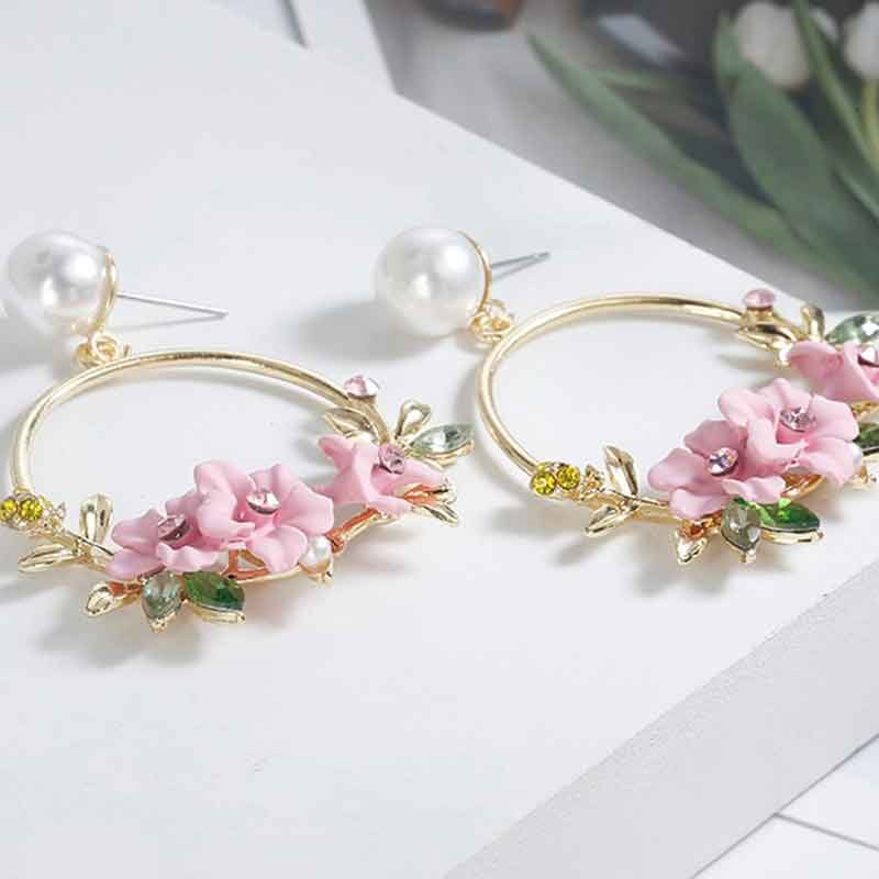 Pendientes circulares de ratán con flores