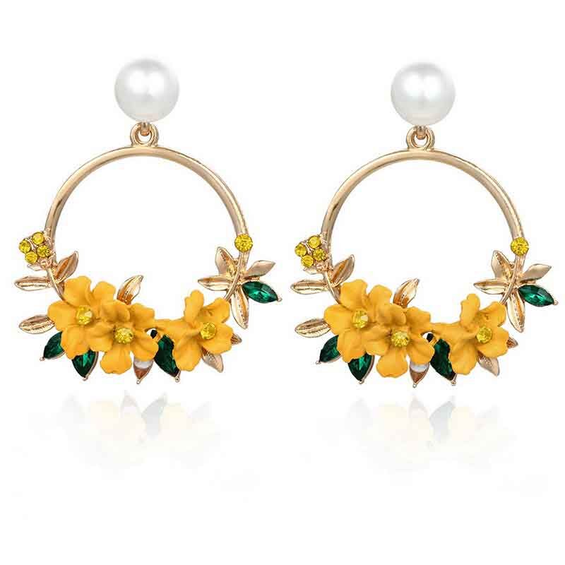 Pendientes circulares de ratán con flores