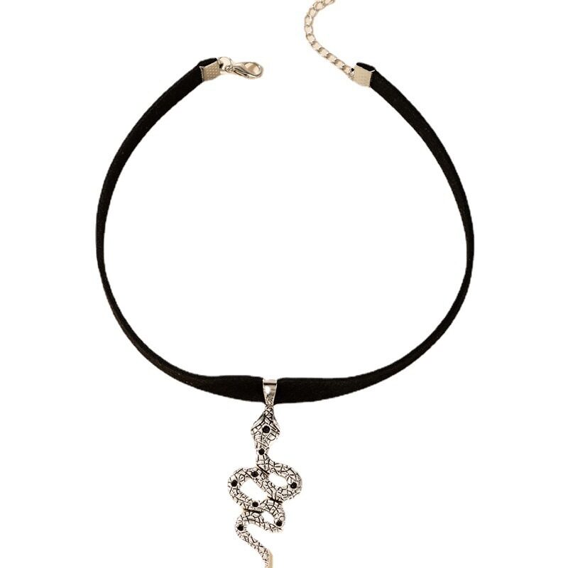 Gargantilla con colgante de serpiente cobra