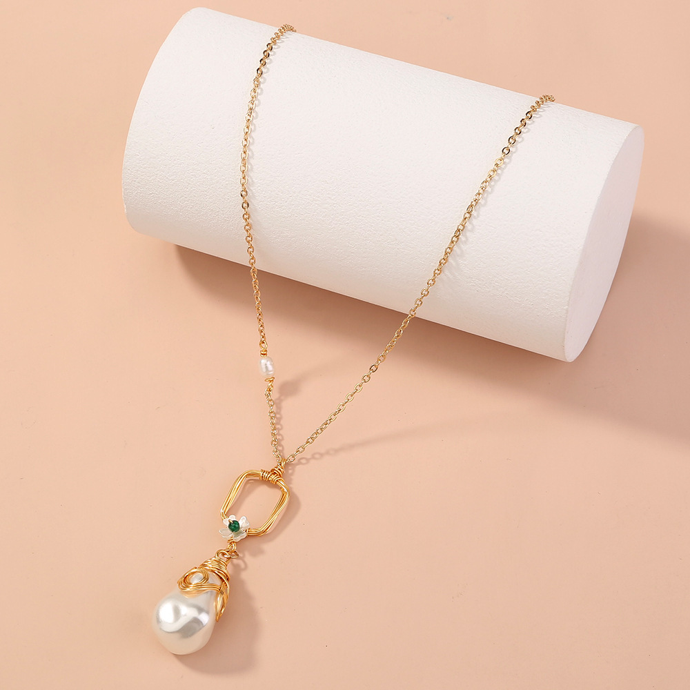 Conjunto dorado de aretes y collar de perlas - Imagen 4