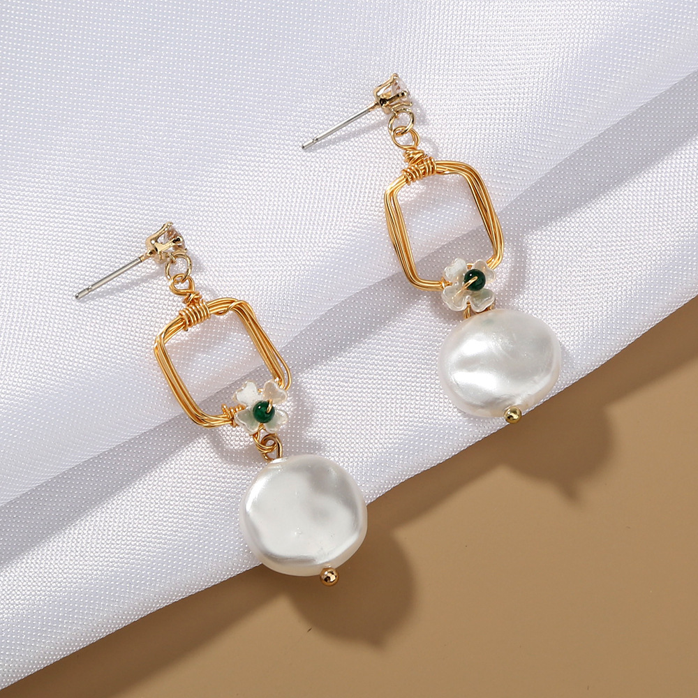 Conjunto dorado de aretes y collar de perlas - Imagen 5