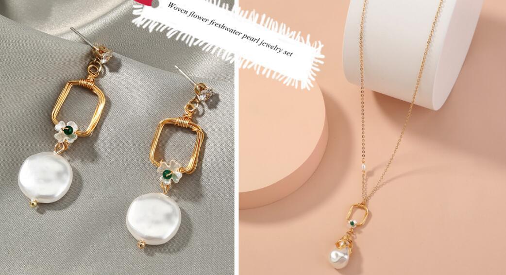 Conjunto dorado de aretes y collar de perlas - Imagen 7