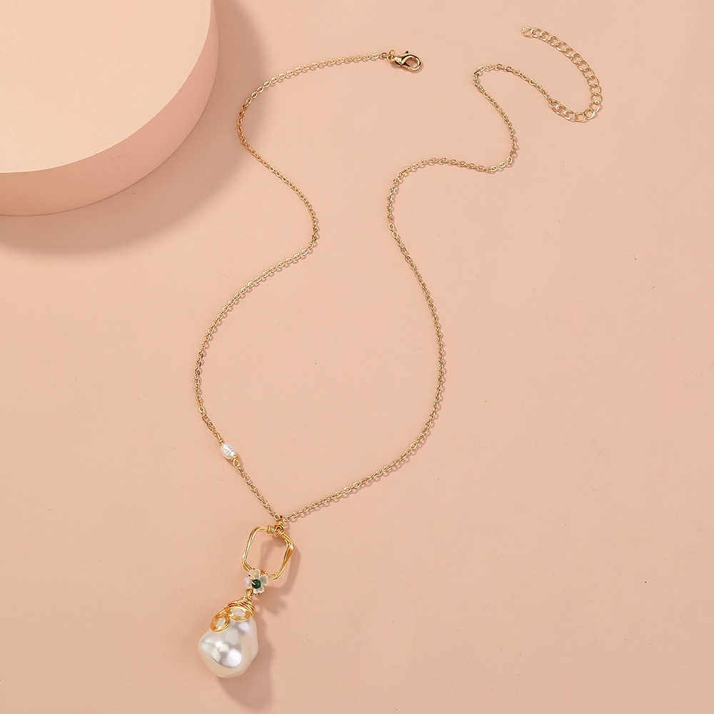 Conjunto dorado de aretes y collar de perlas - Imagen 2