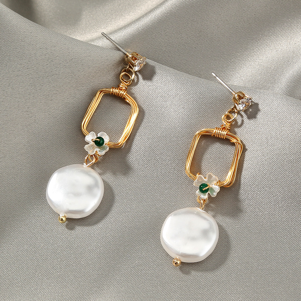 Conjunto dorado de aretes y collar de perlas - Imagen 3