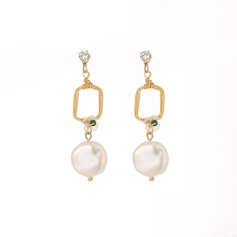 Conjunto dorado de aretes y collar de perlas - Imagen 6