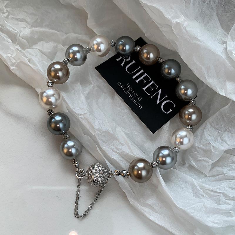 Pulsera con perla gris y cierre magnético para mujer - Imagen 4