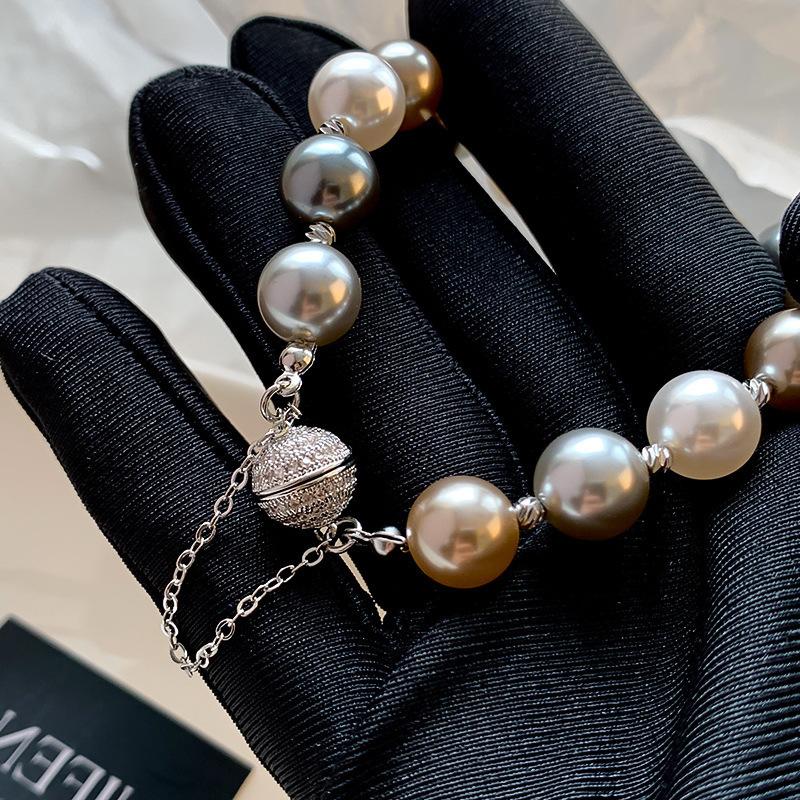 Pulsera con perla gris y cierre magnético para mujer - Imagen 6