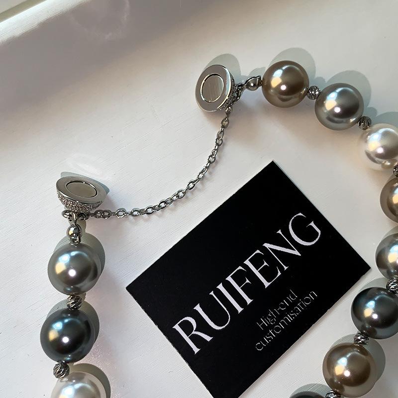 Pulsera con perla gris y cierre magnético para mujer - Imagen 2