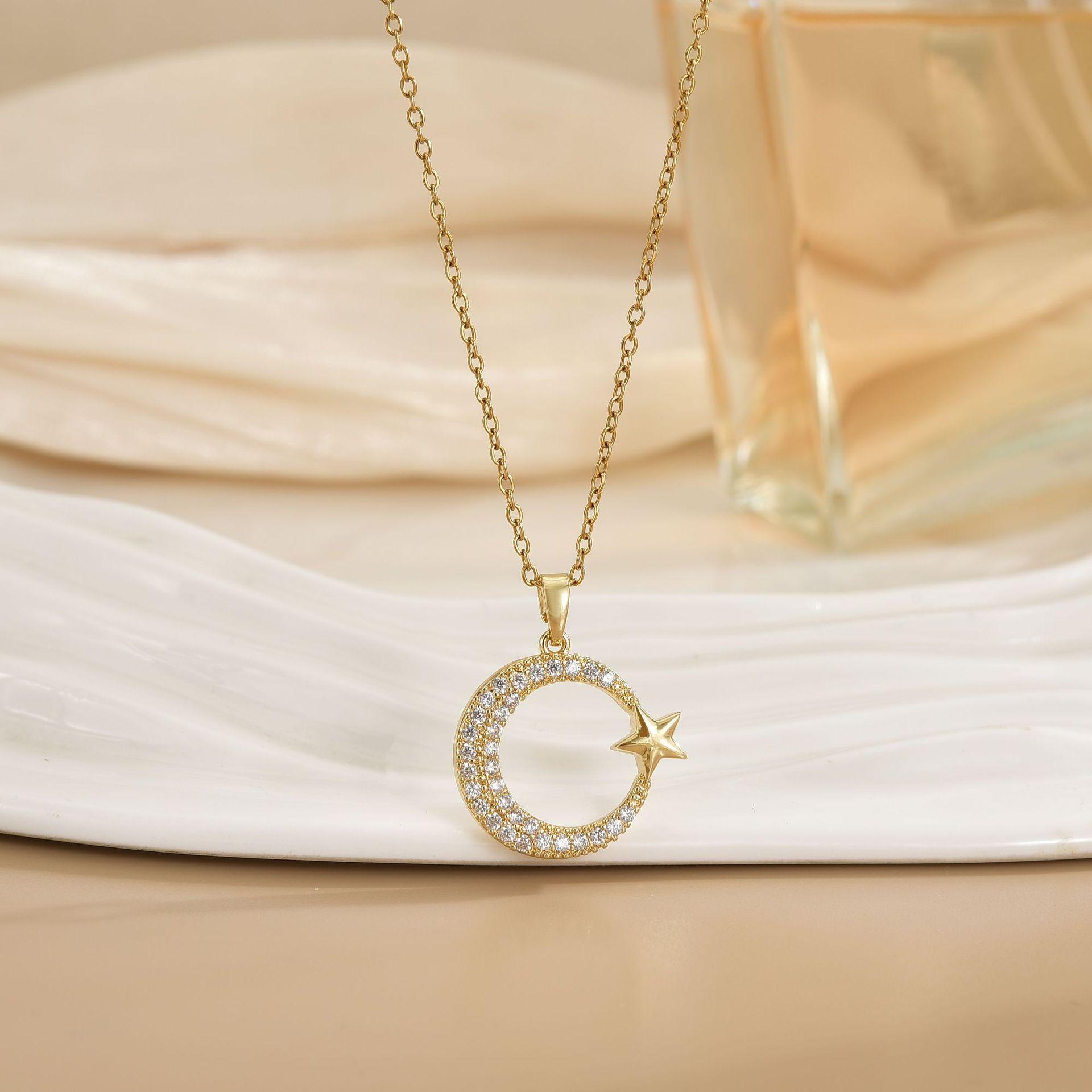 Collar de media luna dorada
