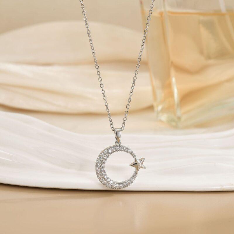 Collar de media luna dorada